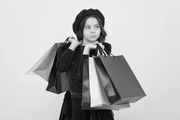 Feliz compra en línea. gran venta en el centro comercial. Regalos de cumpleaños y navidad. Día internacional de los niños. niña pequeña con bolsas de compras. Shopaholic —  Fotos de Stock