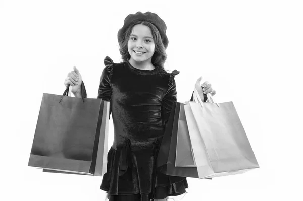 Zeichen, dass Sie süchtig nach Shopping sind. Kind süße kleine Mädchen halten Bündel Einkaufstüten. Kind zufrieden durch Einkaufen isoliert weißen Hintergrund. Besessen von Einkaufs- und Bekleidungszentren. Shopaholisches Konzept — Stockfoto