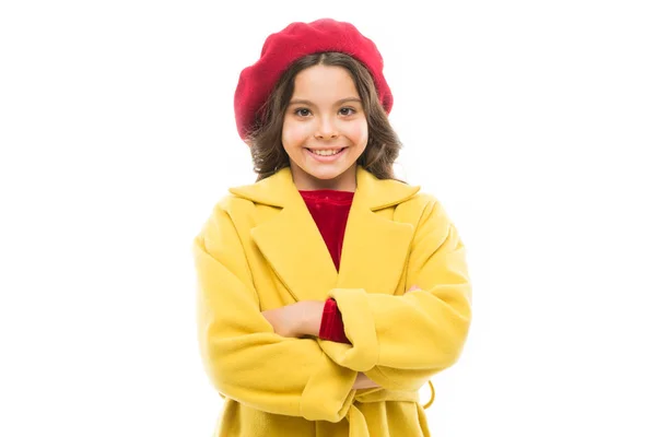 Dia das crianças. Estilo de outono França. beleza e moda primavera. felicidade infantil. pequena menina parisiense com rosto feliz. criança menina em boina francesa. menina em casaco de outono. Outono é lá — Fotografia de Stock