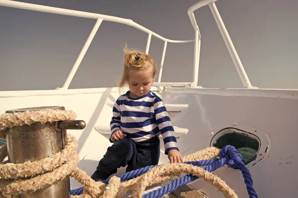 Viaggia nel concetto estivo. I bambini viaggiano in nave in estate. Il bambino viaggia via mare. Vacanze estive e viaggi. Vacanze estive . — Foto Stock