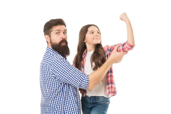 Seguro que eres lo suficientemente fuerte. Disfrutando el tiempo con algo así. La niña ama a su padre. divirtiéndonos juntos. Día de los padres. lazos familiares. niña feliz con padre. padre e hija aislados en blanco —  Fotos de Stock