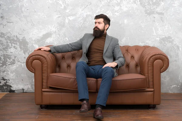 Kendisi de gerçek olmak. İş adamı. Zarif iş adamı kanepede dinleniyor. Kendine güvenen bir iş koçu. Gündelik iş kıyafeti nde sakallı adam