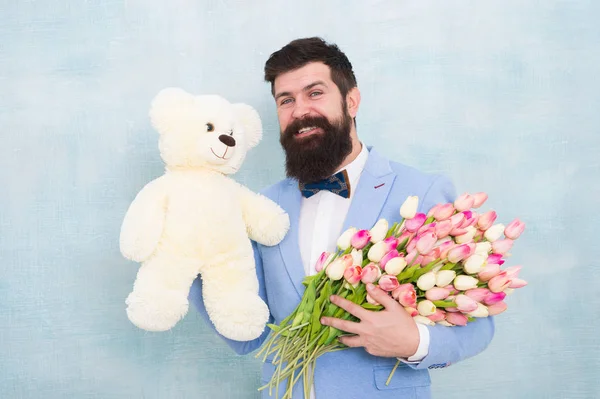 Dia das mulheres. Casal de noiva homem de negócios maduro formal na festa de casamento. encontro de amor com flores. Feliz Aniversário. Buquê de primavera. 8 de março. Homem barbudo em gravata borboleta com flores de tulipa. Jovens e despreocupados — Fotografia de Stock