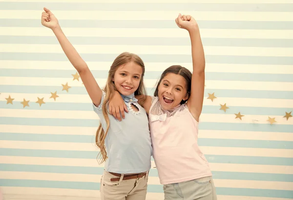 Gelukkige jeugd. Gelukkige jeugd van kleine meisjes met opgeheven handen. kleine meisjes glimlachen. — Stockfoto