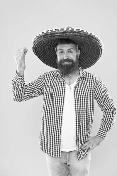 전통적인 멕시코 휴가 축 하 합니다. 재미가 있습니다. 멕시코 사람 행복 축제 의상을 축 하 하기 위해 준비. 남자 수염된 쾌활 한 남자 착용 챙 넓은 멕시코 모자 노란색 배경. 멕시코 파티 개념 — 스톡 사진