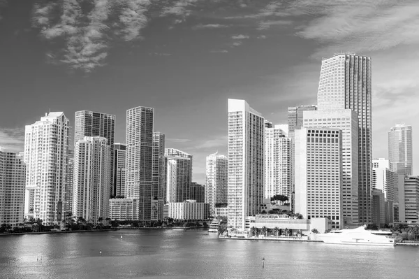 Miami, paesaggio marino con grattacieli a Bayside — Foto Stock
