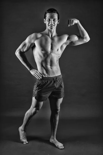 Soddisfatto del suo allenamento. adattare il vostro corpo e perdere peso. Un uomo in forma che si allena in palestra. Atleta prima dell'allenamento. Sport e fitness. Atleta o sportivo in pantaloncini rossi. Uomo muscolare con un corpo forte — Foto Stock