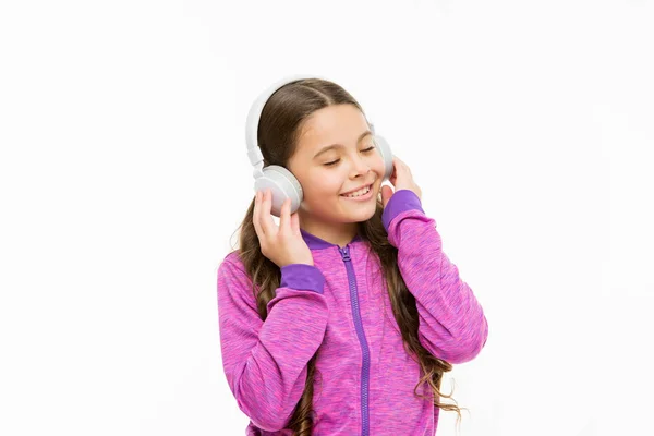 Να συντονιστεί σε ένα κύμα πραγματικού ήχου. Χαριτωμένο παιδί που ακούει την πίστα ήχου απομονώνεται σε λευκό. Το ενεργό παιδί απολαμβάνει ηλεκτρονικό ηχητικό παιχνίδι σε ακουστικά. Αθλητικό μικρό κορίτσι χαλαρωτικό με μελωδικό ήχο — Φωτογραφία Αρχείου