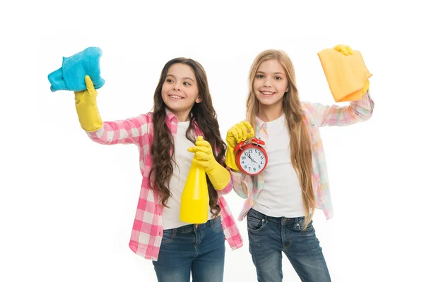 Háztartási feladatok. A lányok gumikesztyűvel készen állnak a takarításra. Informális oktatás. Lány gyerekek takarítanak szolgálat közben. Ellenőrző lista. A gyerekek együtt takarítanak. Ideje kitakarítani. — Stock Fotó