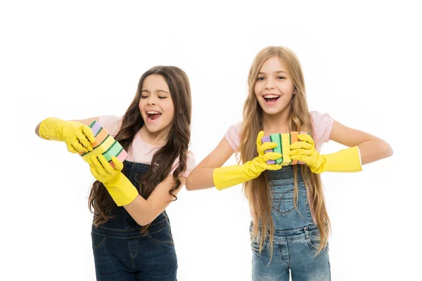 Happy little girls with cleaning sponge. Housekeeping duties. sisters wash dishes isolated on white. family day. help support. Cleaning supplies. Girls in rubber gloves for cleaning. Spring clean — Stock Photo, Image