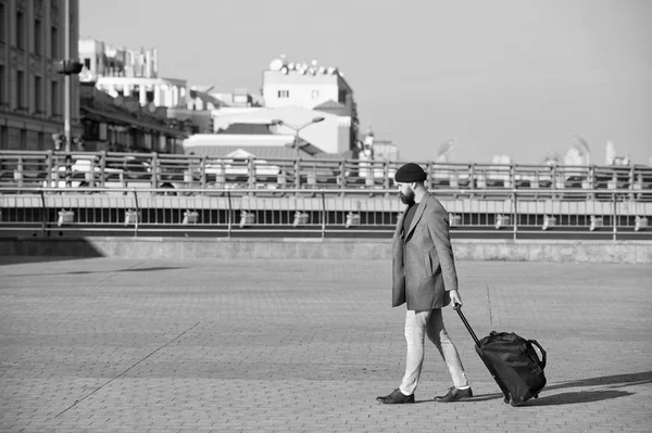 Adam tekerlekli büyük Bagaj çanta ile hipster seyahat sakallı. Seyahat başlamak izin. Seyahat çanta Havaalanı Tren İstasyonu'na geliyor. Hazır hipster seyahat keyfini çıkarın. Seyahat çantası taşımak. İş gezisi