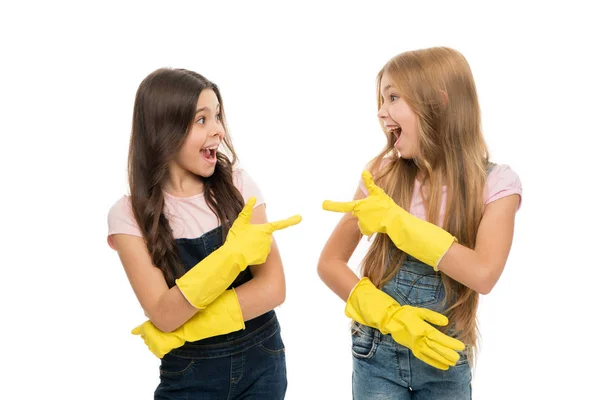 Meninas com luvas de proteção de borracha amarela pronto para a limpeza. Deveres domésticos. Ajudante. Meninas crianças bonitos adoram limpar ao redor. Mantém-no limpo. Proteger a pele sensível. Crianças limpando juntas — Fotografia de Stock