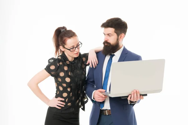 Indicadores financeiros. Casal trabalhando usando laptop. Senhora de negócios verificar o que é feito. Lady chefe satisfeito com indicadores de negócios. Gerente mostrar resultado. Relate o resultado do negócio. Relatório financeiro — Fotografia de Stock