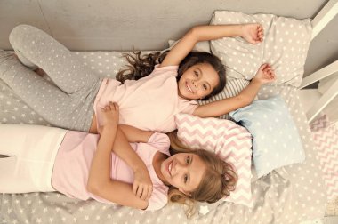 rahatlık. Küçük kızlar için ev konforu. Küçük kızlar birlikte mutlular. Evde vakit geçirmek..