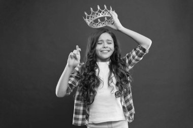 En iyisini ummak. Prenses altın taç sembolü tut evlat. Çocukluk kavramı. Her kız prenses olmak için hayal. Kız şirin bebek tutun taç stand kırmızı arka planı süre. Bayan küçük prenses