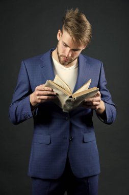 Avukat sakallı, kitap okumaya odaklanmış, karanlık bir geçmişi var. İş adamı resmi takımı detayları not defterinden öğrenir. İş edebiyatının modern iş teorisi ve uygulaması üzerindeki etkisi