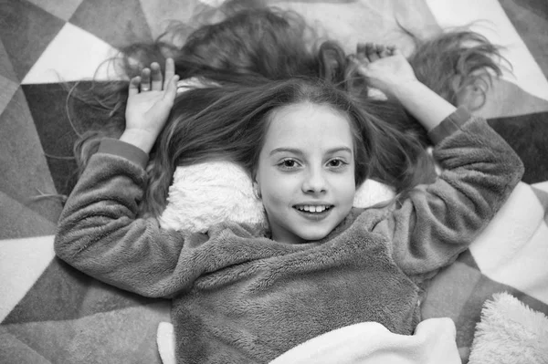 Günaydın. Ben oynamak istiyorum. Uluslararası Çocuk günü. Çocukluk mutluluk. Küçük kız çocuk uyku için hazır. Dinlenmek için zaman. Mutlu kız yatak odasında. Pijama partisi. İyi geceler — Stok fotoğraf