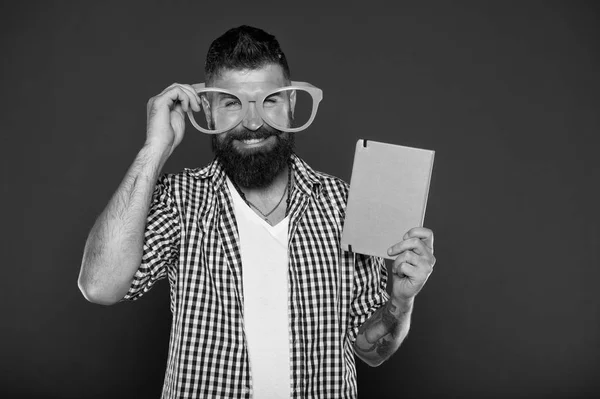 Ευτυχισμένος άνθρωπος με γυαλιά και e-book. έτοιμος για ανάγνωση. Φροντίδα μαλλιά και γένια. Ώριμη hipster με γενειάδα. Γενειοφόρος άνδρας. Ανδρικό κομμωτήριο φροντίδα. Brutal άνδρας αυτοπεποίθηση και όμορφος. νέα τεχνολογία. ε βιβλίο ανάγνωσης — Φωτογραφία Αρχείου