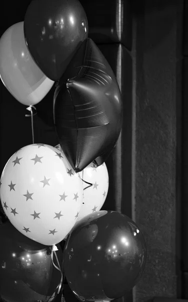 Rode en witte ballonnen met sterren patroon. Ballon traditionele vakantie kenmerk. Elke partij moet ballonnen. Gelukkige verjaardag-concept. Vieren verjaardag vakantie met feestelijke kleurrijke lucht ballonnen — Stockfoto