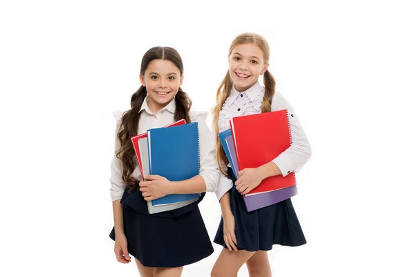 Okul kitapları beyaz arka planlı kızlar. Çalışmayı seviyoruz. Ders çalışmak eğlencelidir. Ekstra ders için kitap al. Okul konsepti. Öğrenciler ders kitaplarını okul derslerine götürüyorlar. Gençler için dil kursları — Stok fotoğraf