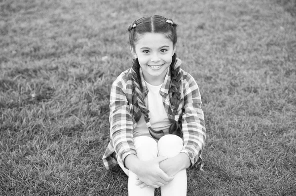 Sentado no parque. Menina desfrutando da natureza e do tempo quente. Bonita cara fresca. Aparência na moda e penteado. À espera de um piquenique. Sentado na relva — Fotografia de Stock