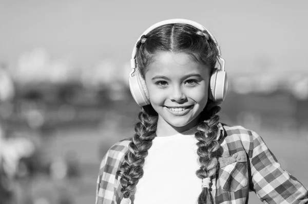 Te gusta lo que haces es la felicidad. Feliz niño usar auriculares. Feliz niñita. Niña pequeña escuchar música al aire libre. Un pequeño fan de la música. La música es mi vida — Foto de Stock