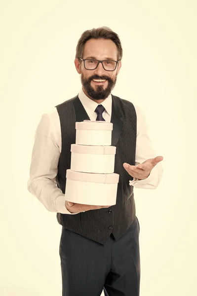 System Bonusleistungen. Firmengeschenk für Stammkunden. Mann bärtigen Geschäftsmann formelle Kleidung hält Stapel von Geschenkboxen weißen Hintergrund. Bankprämien. Firmenjubiläum feiern — Stockfoto