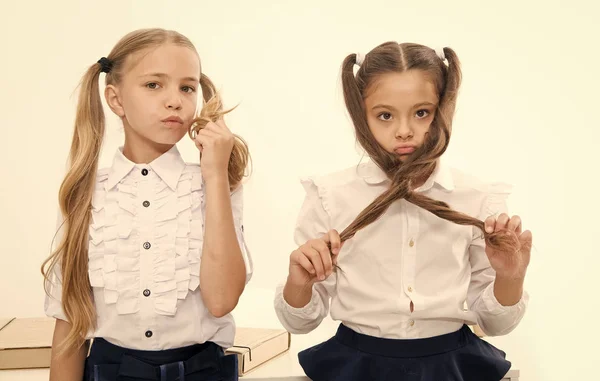 Meninas pequenas com penteado de cauda. As crianças precisam do novo penteado no salão de cabeleireiro. meninas pequenas de volta à escola — Fotografia de Stock