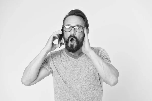 Homme excité par les opportunités de téléphonie mobile. Hipster utilisation joyeuse smartphone. Homme heureux utilisateur de smartphone moderne. Restez en contact avec le smartphone moderne. Rejoignez la communauté en ligne. Concept convivial — Photo