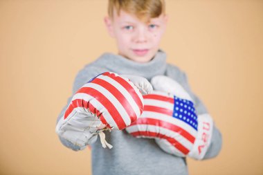 Boks spor. Fikir tartışması için hazır. Onun gücü kendinden emin. Boks kariyerine başlamak. Erkek sporcu ABD bayrağı ile boks eldivenleri giy. ABD'li boksör kavramı. Boks becerileri pratik çocuk spor atlet