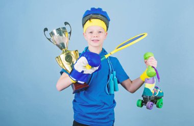 kendi ödül başarıdır. ödül töreni. Mutlu çocuk sporcu tutun şampiyon Kupası. Spor ve sağlık. Fitness ve diyet. Enerji. başarı. Çocukluk etkinlik ödül. Kupası Ödülü. Sadece en iyi