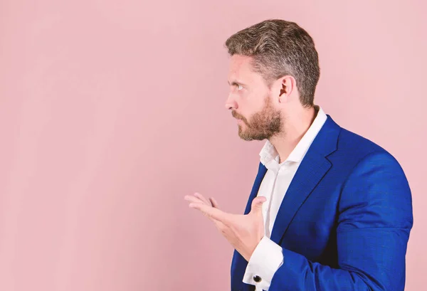 Успешный бизнесмен мотивационные вдохновляющие речи розовый фон копировать пространство. Бизнесмен мотивирует коллег. Человек бородатый бизнесмен говорит выразительным жестом руки. Объяснение концепции — стоковое фото
