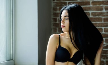 Sabah güneşinin tadını çıkarıyorum. Şehvetli seksi göğüsler pencere kenarında rahatlıyor. Çekici kadın iç çamaşırları evde dinleniyor. Rol oyunları hayranıyım. Güzelliğinin tadını çıkarıyor. Tutkulu gizemli aşık