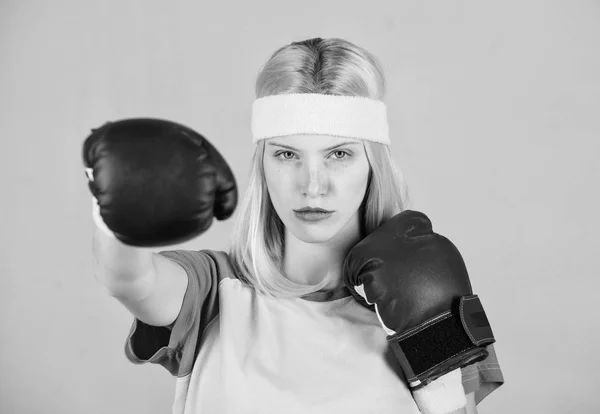 Feminidad y equilibrio de fuerzas. Guantes de boxeo mujer disfrutar del entrenamiento. Chica aprende a defenderse. Mujer haciendo ejercicio con guantes de boxeo. Concepto de boxeo deportivo. Ejercicios de boxeo cardiovascular para perder peso — Foto de Stock