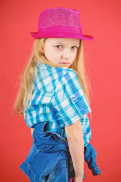 Küçük moda. Cool tatlı şık kıyafet. Mutlu çocukluk. Çocuk moda konsepti. Moda stilime bir göz at. Moda trendi. Bu şapkanın içinde harika hissediyorum. Kız sevimli çocuk moda şapka giymek — Stok fotoğraf