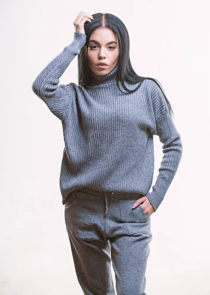 Concept de tricot. Sentez-vous au chaud et confortable. Femme porter chemisier costume textile gris et pantalon. Des vêtements chauds et confortables. Mode style décontracté pour tous les jours. Des tricots féminins. Tricots à la mode — Photo