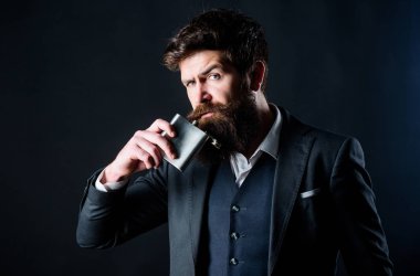 Alkol için düz metal şişe. Adam metal şişetutuyor. Cheers kavramı. Adam sakallı hipster alkol için metal şişesi tutun zarif takım elbise giymek. Alkol içeceği. Yanında alkol al. Her zaman benimle