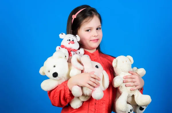 落ち着け幸せな子供時代。誕生日。家で子供。テディベアを抱きしめるおもちゃ屋さん。子供の日。親友です。子供のためのおもちゃ。柔らかいクマのおもちゃを持つ小さな女の子。プレイルームでゲームをしている小さな女の子 — ストック写真