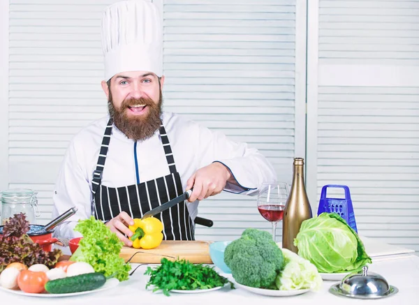 Hacka ingredienserna. Enligt receptet. Förbered ingredienser för matlagning. Användbart för betydande mängd tillagningsmetoder. Grundläggande matlagningsprocesserna. Mannen mästerkock eller amatör matlagning hälsosam mat — Stockfoto