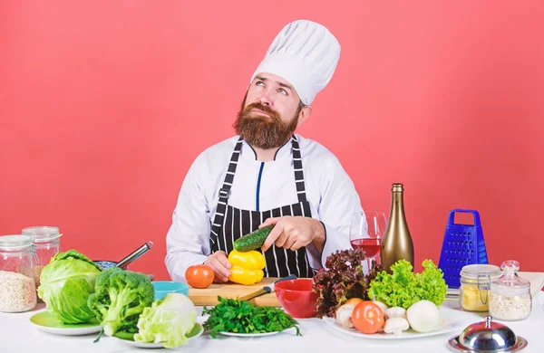 Neden gıda. Sakallı adam mutfak, mutfak yemek. Vejetaryen. Olgun şef sakallı. Sağlıklı yemekler pişirmek. Diyet ve organik gıda, vitamin. Şef şapkalı adam. Gizli tadı tarifi — Stok fotoğraf