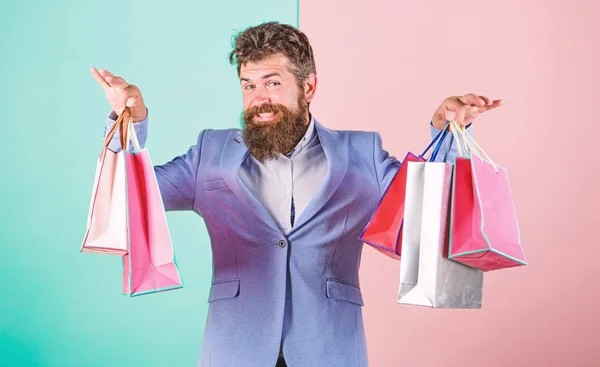 Hipster-Shopping mit Rabatt. Der bärtige Hipster-Geschäftsmann trägt Einkaufstüten aus Papier. Urlaubsreif. Geschenke für alle kaufen. Geschenke im Voraus kaufen. Shopping am Black Friday genießen — Stockfoto