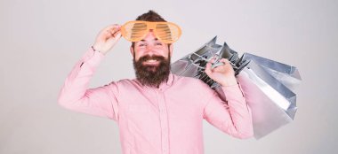 Karlı bir anlaşma. Alışveriş bağımlısı tüketici. Nasıl sonraki tatil için hazır olun. Adam çok alışveriş torbaları ile sakallı hippi. Üstünde siyah Cuma alışveriş. Mutlu grup kağıt torbalar ile alışveriş