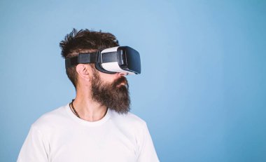 Vr gözlük, açık mavi renkli sakallı adam. Dijital teknoloji kavramı. Adam kafa monte ekran ile etkileşim içinde sanal gerçeklik. Hipster ciddi yüz zevk sanal gerçeklik ile becerikli alet