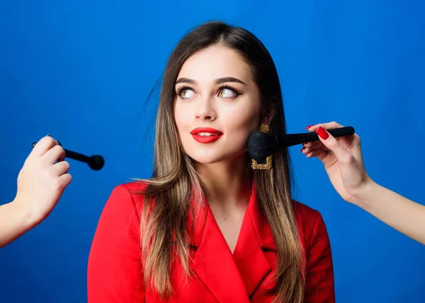 Schönheit und Mode. Schmuck Ohrringe. Mädchen in roter Jacke. Haarkosmetik und Friseursalon. Modeporträt einer Frau. sexy Frau mit professionellem Make-up Pinsel-Tool. im traditionellen Stil — Stockfoto