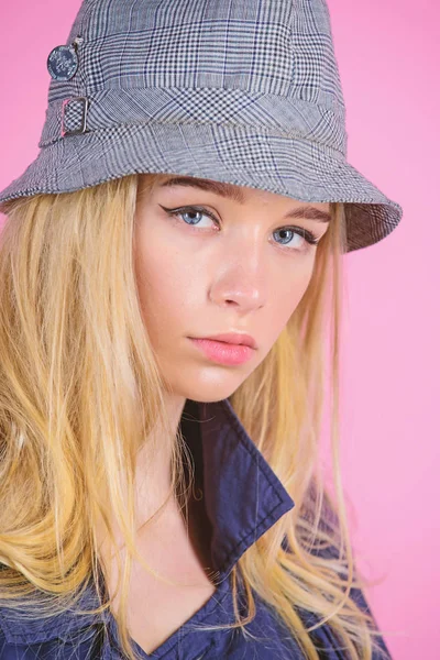 소녀 메이크업 착용 넓은 챙된 모자와 함께입니다. 패션 소녀 컨셉입니다. 패션 및 스타일 분홍색 배경에 금발 패션 모델입니다. 여자 신비한 얼굴 착용 모자입니다. 확신 하 고 유행. 현대 스타일 — 스톡 사진
