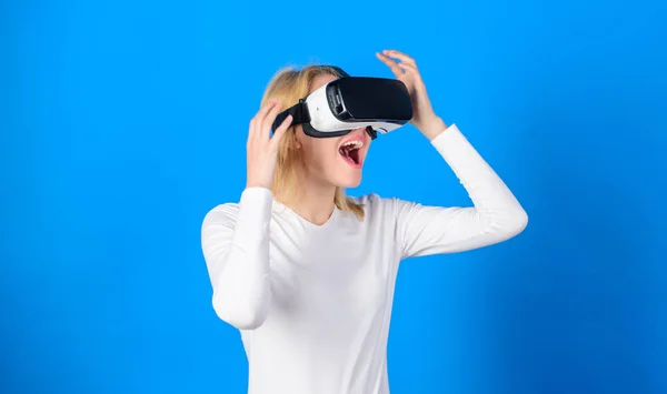 Nő figyeli virtuális valóság látás. Nő használ virtuális valóság headset. Vicces nő tapasztal 3D Gadget technológia-közelről. Digitális virtuális realitás. — Stock Fotó