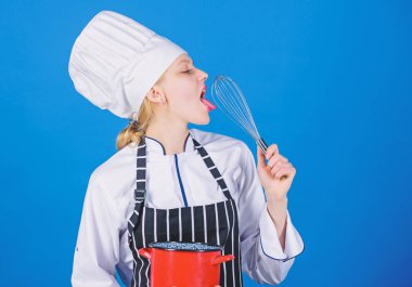 Profesyonel gibi kırbaçlanan. Yumurta ya da krem kırbaçlanan önlük kız. Yavaş yavaş kırbaçlanan veya krem yenerek çırpma başlatın. Kırbaçlanan krem keyif ve hileci. Kullanım el çırpma teli. Kadın profesyonel şef tutun çırpma teli ve pot