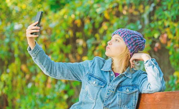 Dívka s pozadím smartphone zelené přírody. Žena s mobilní konverzaci. Mobilní komunikace a sociální sítě. Přítelkyně hovoru. Zůstaňte touch s moderní smartphone. Koncept mobilního volání — Stock fotografie