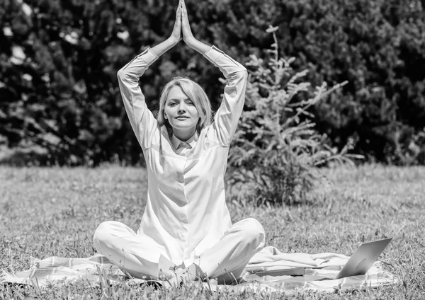 Mujer relajante practicando meditación. Meditar todos los días. Razones por las que deberías meditar todos los días. Encuentra un minuto para relajarte. Despeja tu mente. Chica meditar en alfombra verde hierba pradera naturaleza fondo — Foto de Stock