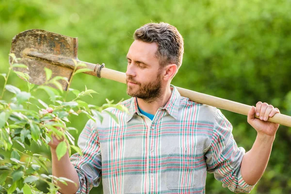 Agricultura e cultivo agrícola. Ferramentas de jardim. Homem do rancho musculoso. Eco trabalhador agrícola. Colheita. agricultor sexy segurar pá. Feliz Dia da Terra. Eco vida. Tornando sua vida brilhante e colorida — Fotografia de Stock